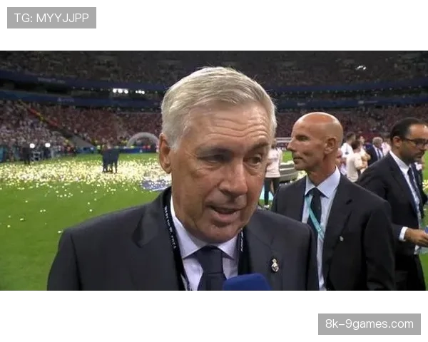 镜头语言:安切洛蒂在场边手势指挥巴尔韦德前插参与反击